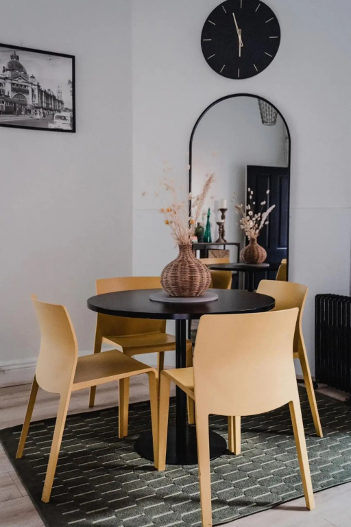 Your home on Smith St Collingwood (With Parking)