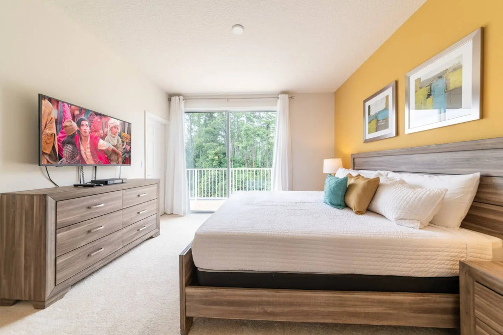 Charming townhome with private pool near Disney