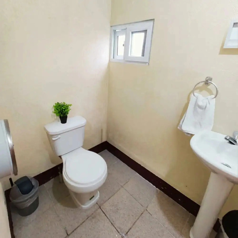 Gold House Parking & Hostal
