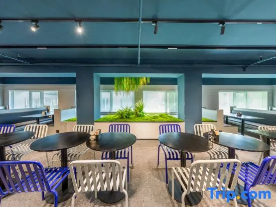Tianjin Five Avenue Xiaobalou subway station Light House Hotel