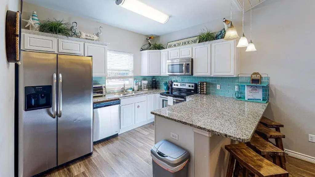 BC403 Fabulous Townhome with Beach Decor, Shared Heated Pool, Garage Access