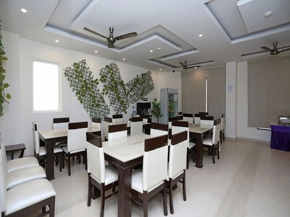 OYO 9532 Hotel Q-Cent
