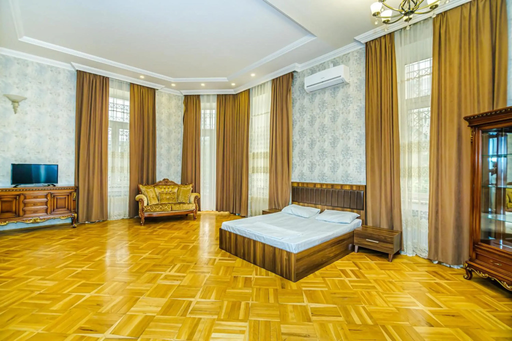 Targovu 5 Room DeLuxe Apartment
