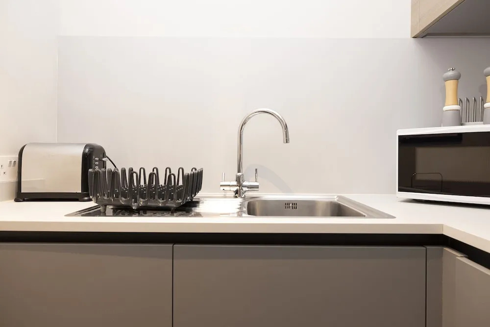 JOIVY Iconic Cockburn Street 4 Bedroom Apartment: Heart of Old Town