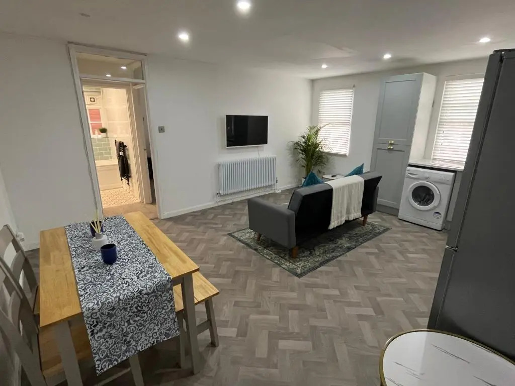 Town centre property with parking/100m from castle
