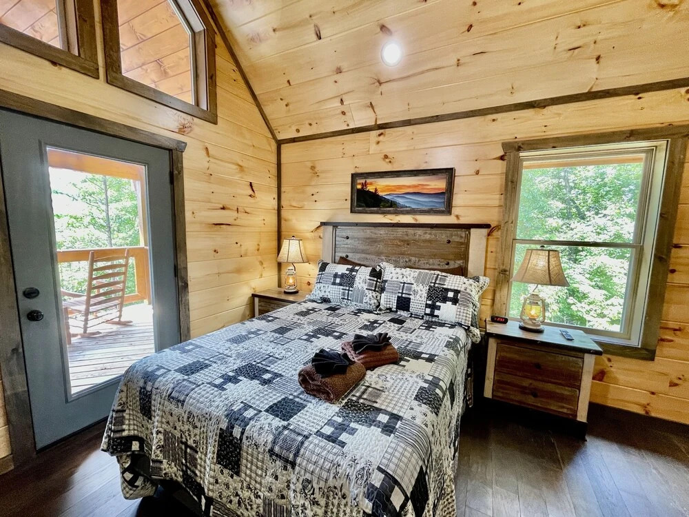 Bearly Behaving 2 Bedroom Cabin by RedAwning