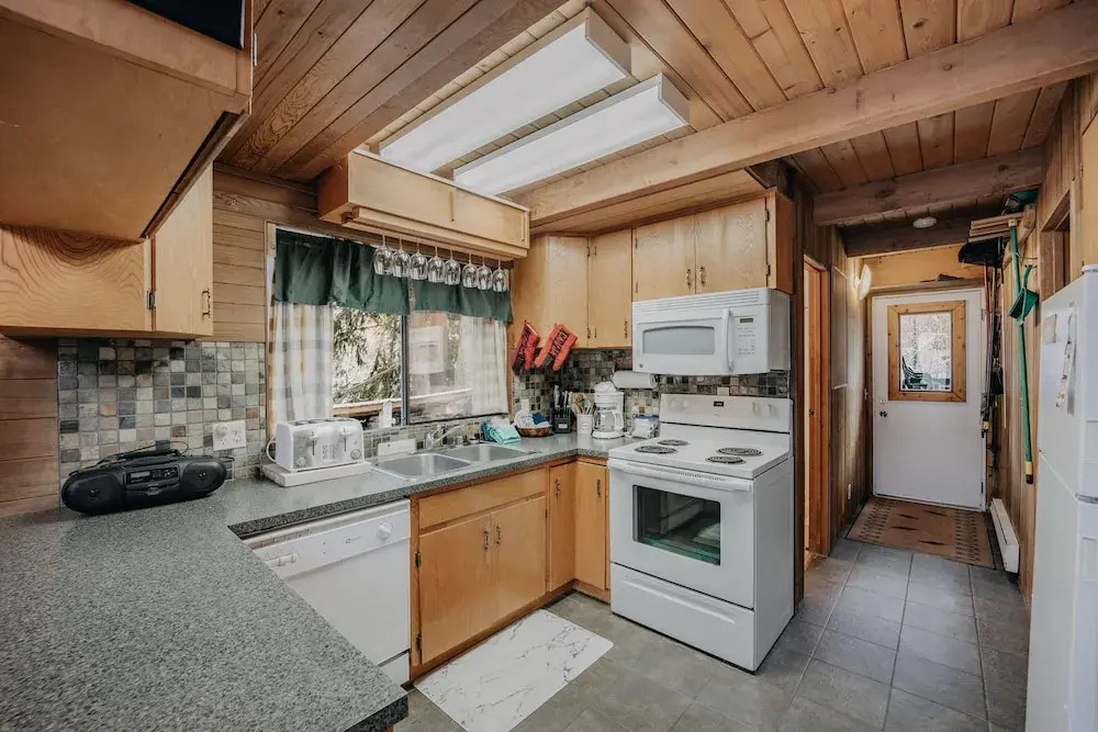 Mt Baker Rim Cabin #53 - A Cozy Cabin With a Open Fire Place and Outdoor hot tub