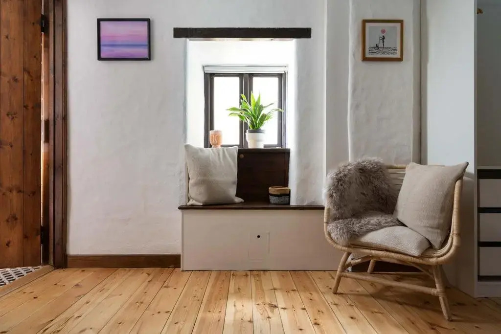 Spacious barn conversion, walk to 3 beaches