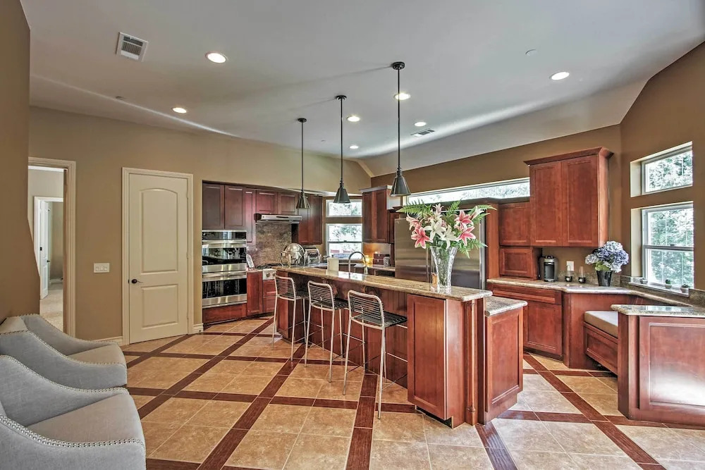 Roomy Home w/ Deck, 5 Mi to Lake Arrowhead Village