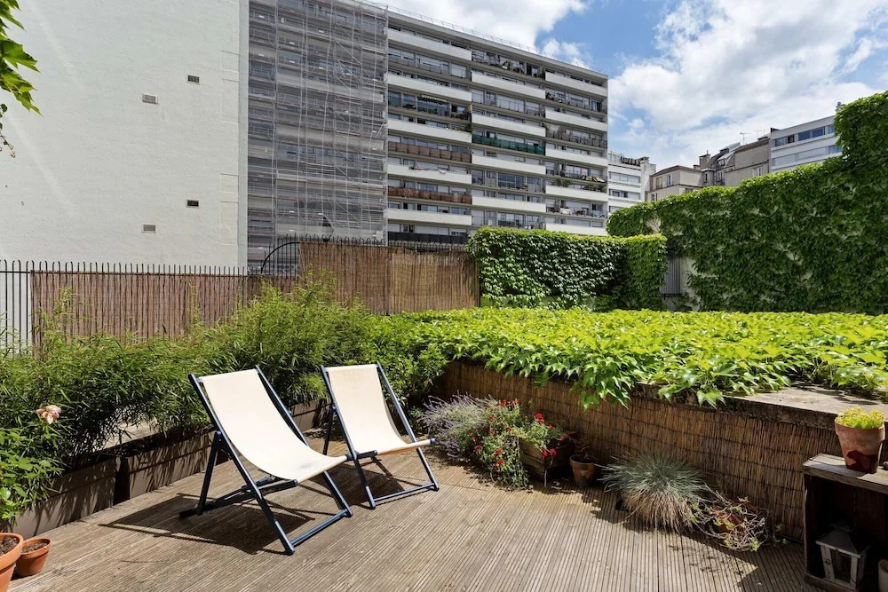 Bright and Modern Apt With Patio in Paris 18th!