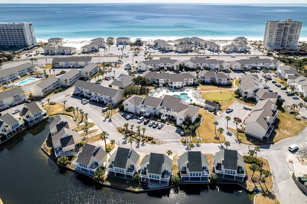 SPC3209 is an upstairs 2 BR with Canal Views by RedAwning