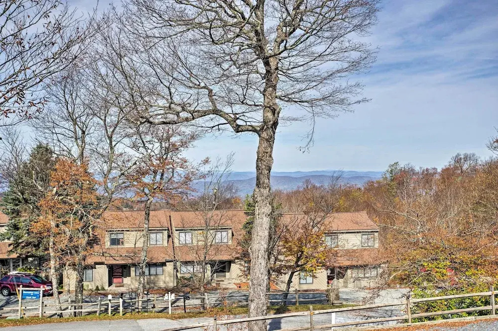 All-season Base in Beech Mountain, Pets Welcome!