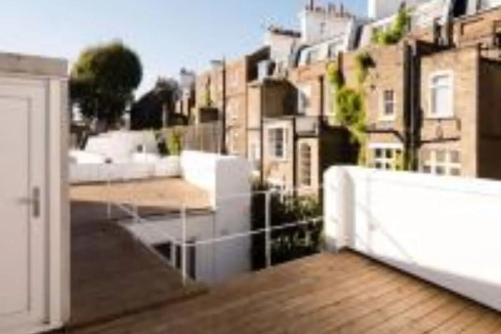 The Harrods Mews - Modern 4BDR Mews Home with Rooftop Terrace & Garage