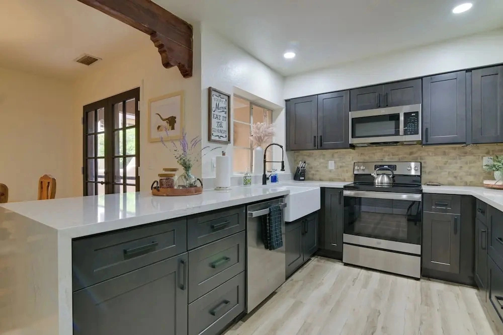 4 Mi to Old Town! Extended Desert Escape w/ Pool