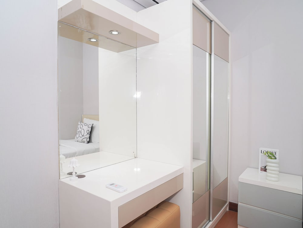 Serene Red Vibe 2Br At Apartment Nifarro Park