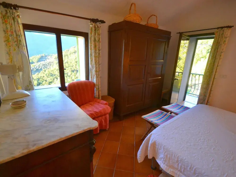 Small House in the Hills for Beautiful Walks Near the Sea
