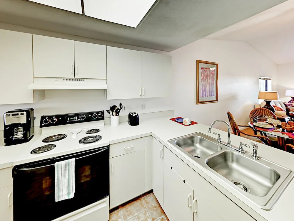 Beach-Themed #F32 - 2 Br Condo