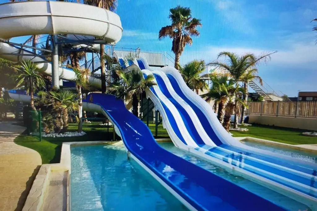 T3 60 m2 SUR SITE AVEC PISCINES ET MER A 200 M