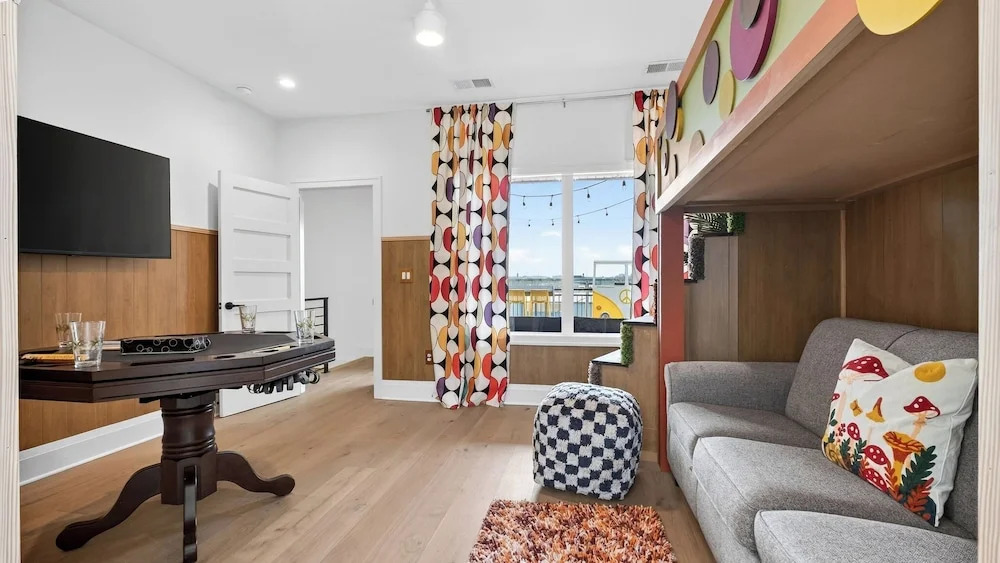 That 70s Show by Avantstay Skyline Views + Rooftop Hot Tub + Bumper Pool Mins to Broadway + Nissan Stadium + Germantown
