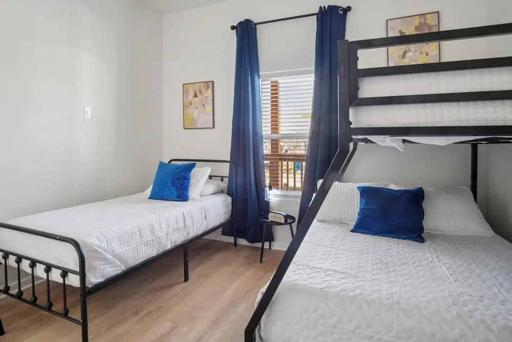Perfect 2BR 2BA Base Clean Modern Near Downtown