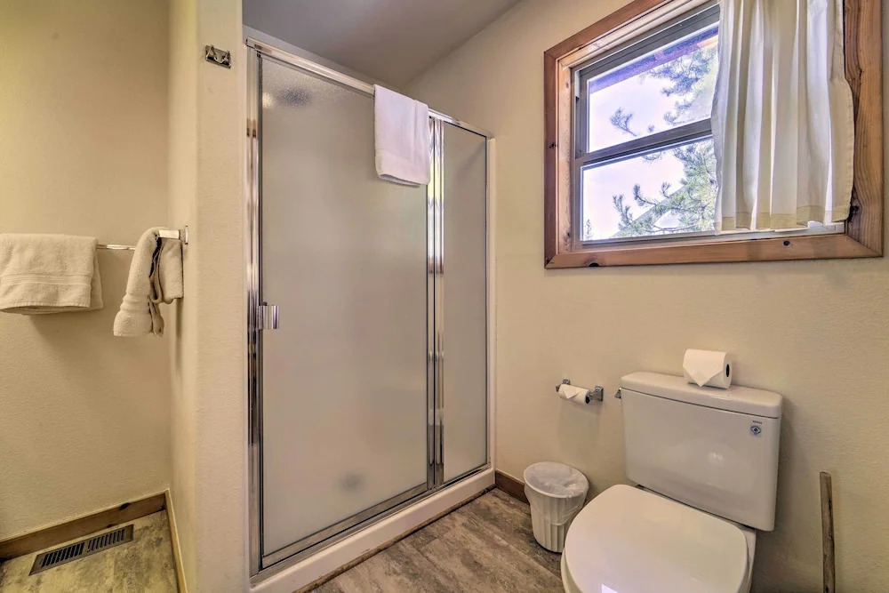 < 8 Mi to Donner Lake: Home w/ Deck + Balcony!