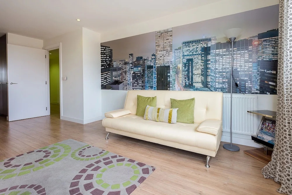 Greenwich Two Bed Flat, with Pool &Parking