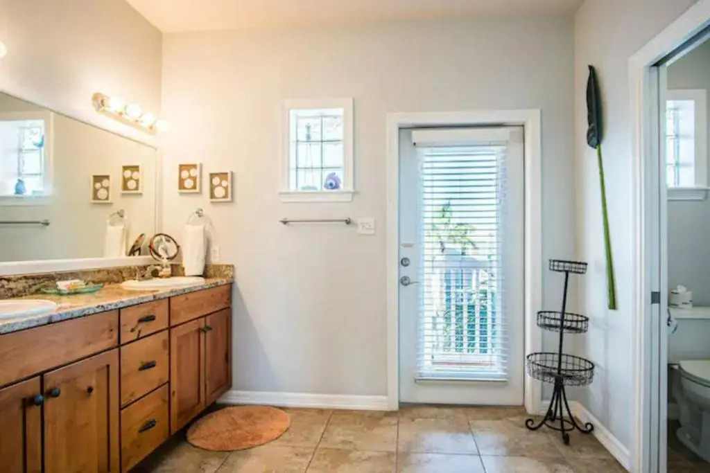 11 Bed Home W/ Pool & Hot tub Steps To Beach Sleeps 16