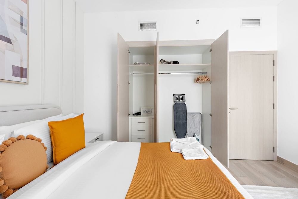 1BR Near Yas Marina w Building Pool hot tub