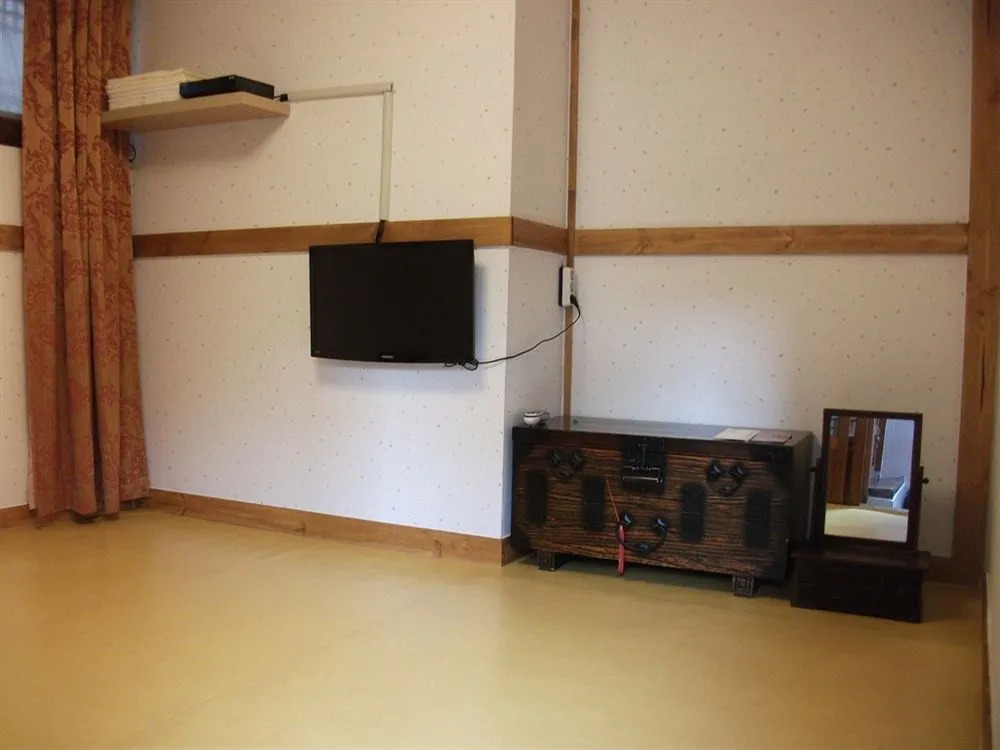 Bukchon Sarangchae Hanok Guesthouse