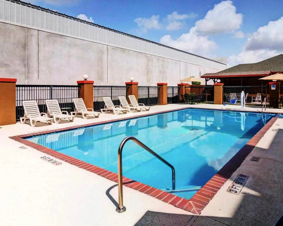 Quality Suites Houston IAH Airport - Beltway 8