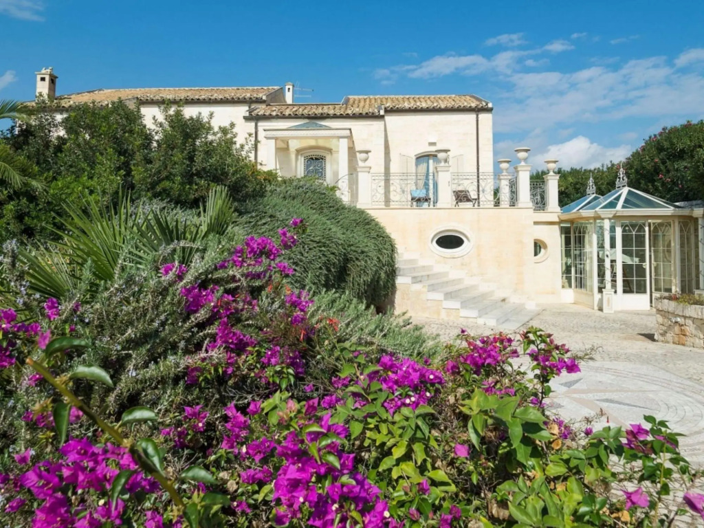 Luxurious villa with pool and wellness area at 2 km from the beach-VILLA DEL DRAGO