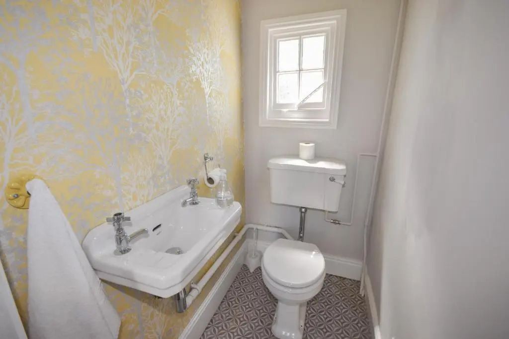 Arden Villa, sleeps 8, moments from the golden sandy beach of Ryde