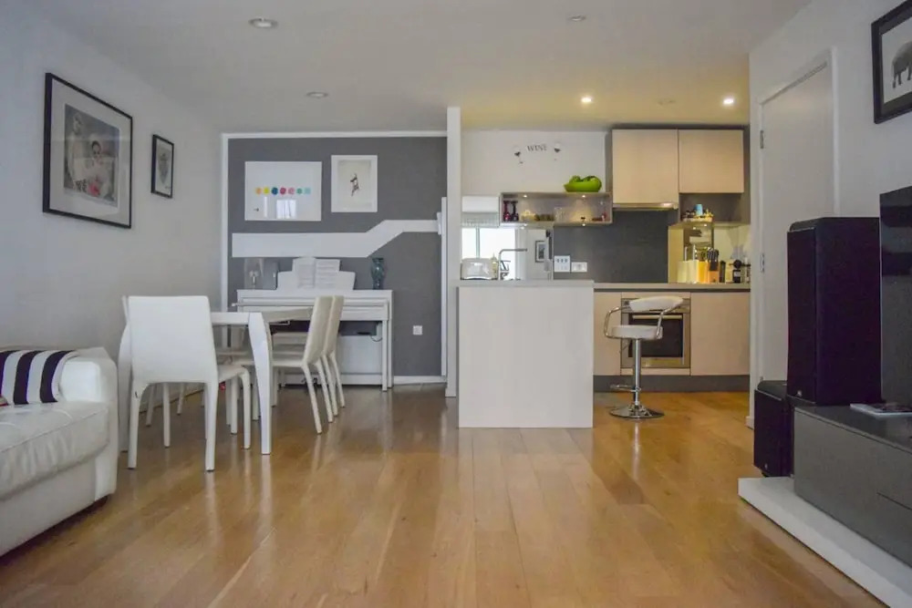 Modern 2 Bedroom Apartment with Balcony On The Canal