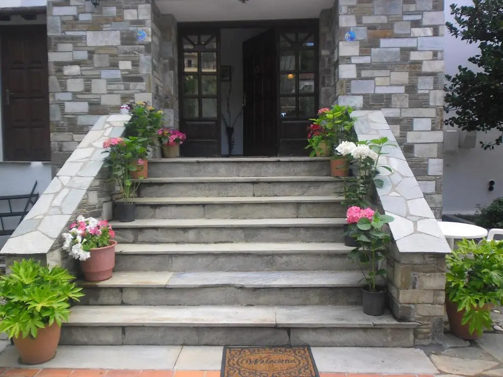 Om Living Pelion