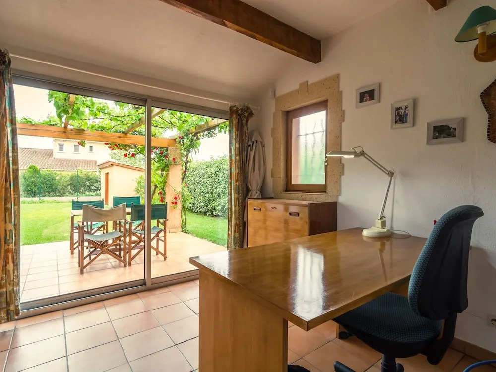 Cozy Holiday Home in Noves with Swimming Pool