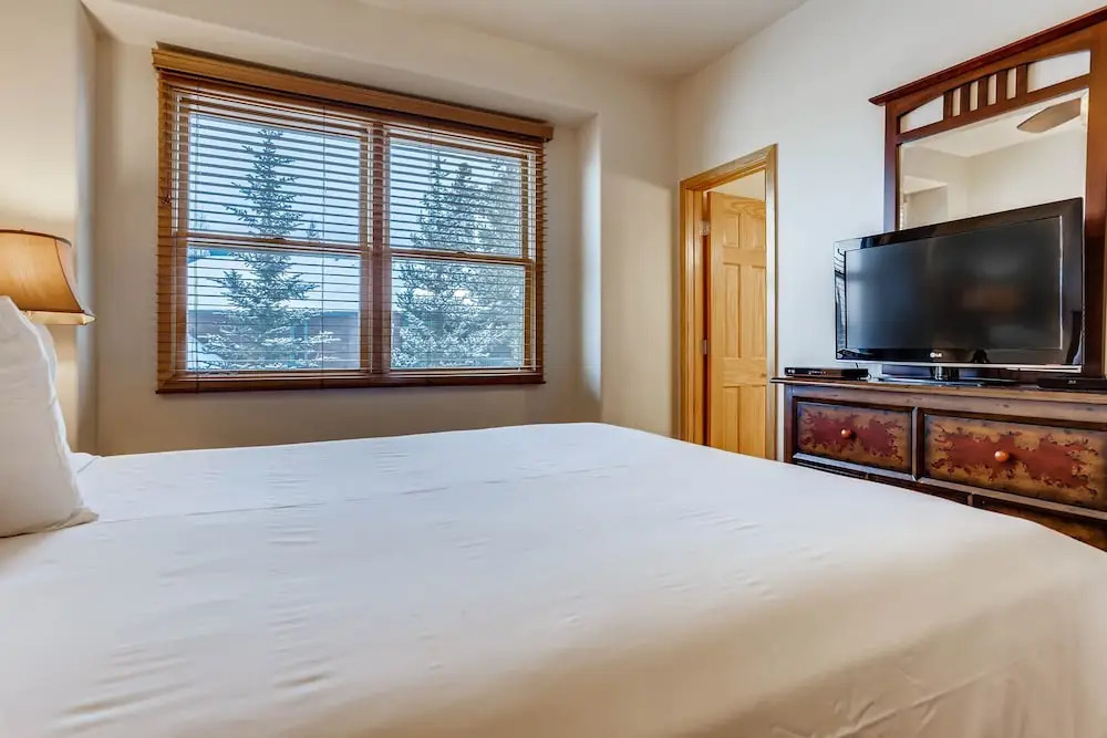 Premiere 2br Townhome - Shuttle To Slopes. Kids Ski Free! 2 Bedroom Condo by RedAwning