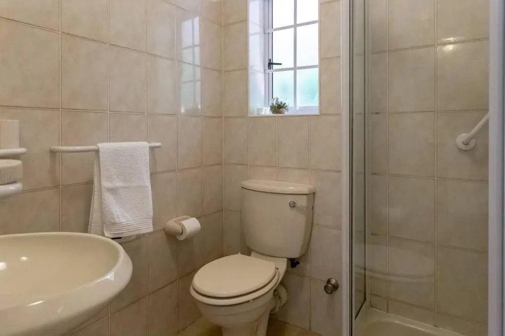 Beautiful 2 bed cottage along Constantia Wine route with pool