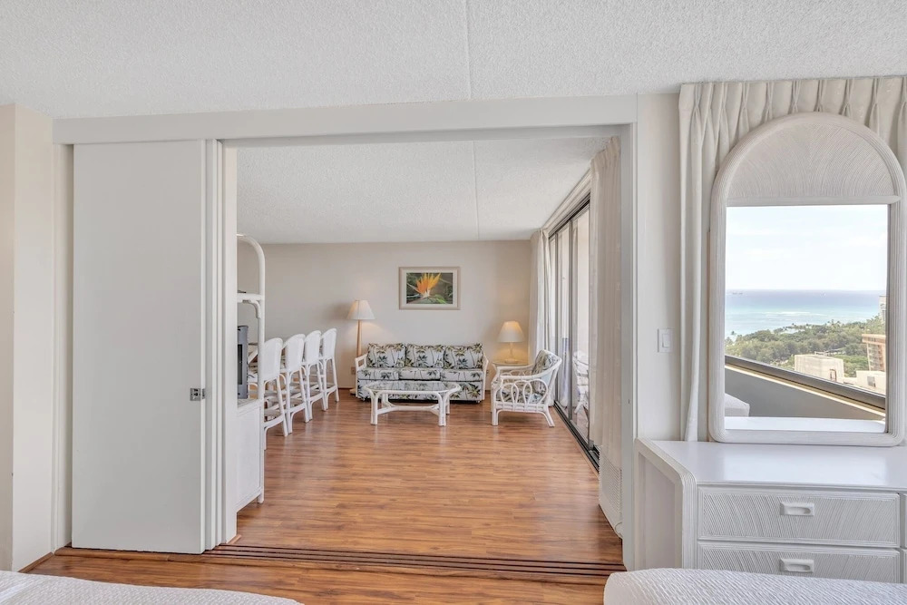 Deluxe Ocean and Diamond Head View Waikiki Condo, Free parking!