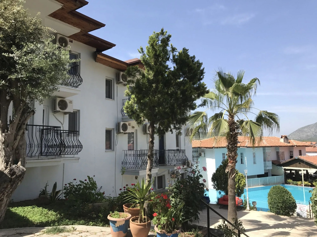 Red Rose Hotel