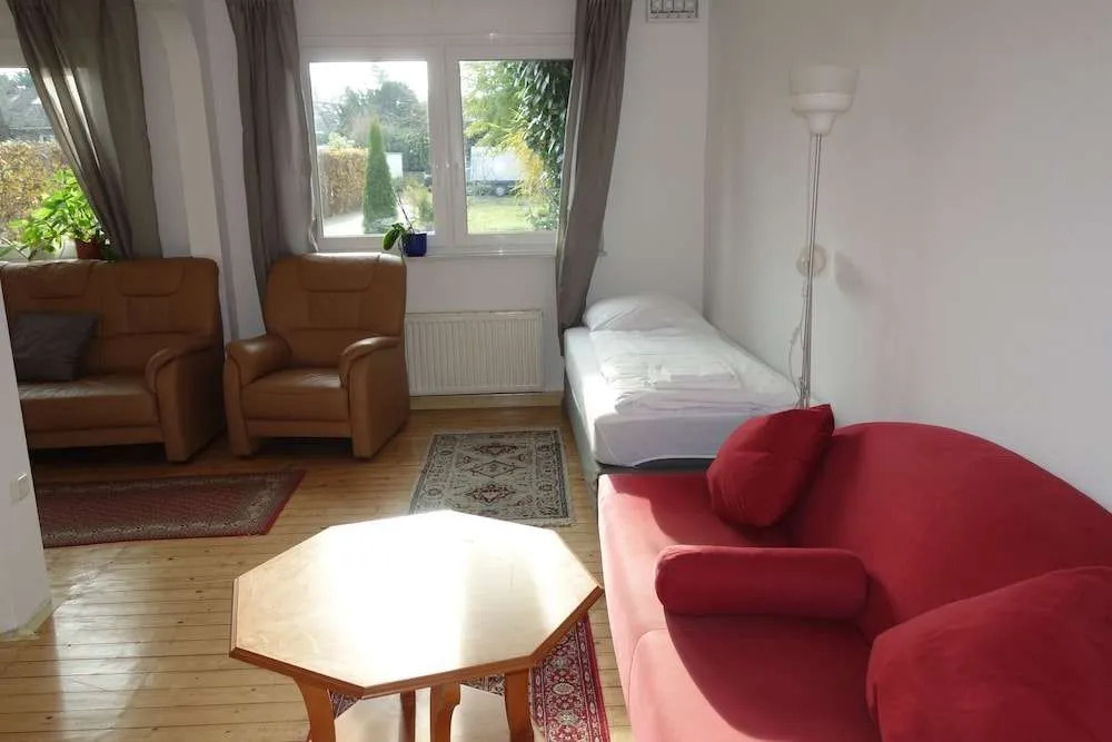 Tolstov-Hotels Large 3 Room Apartment with Garden