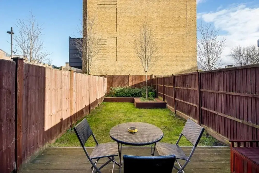Modern 3 Bed, 2 Bath Flat W/garden in East Acton