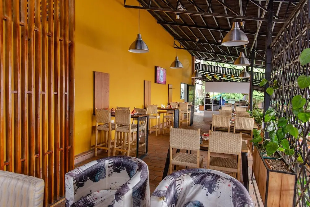 La Villa Cafe & Suites