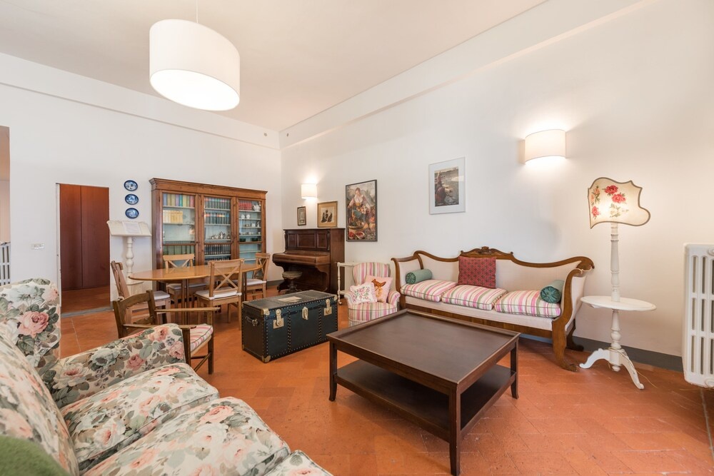 Pitti Large Apartment With Balcony