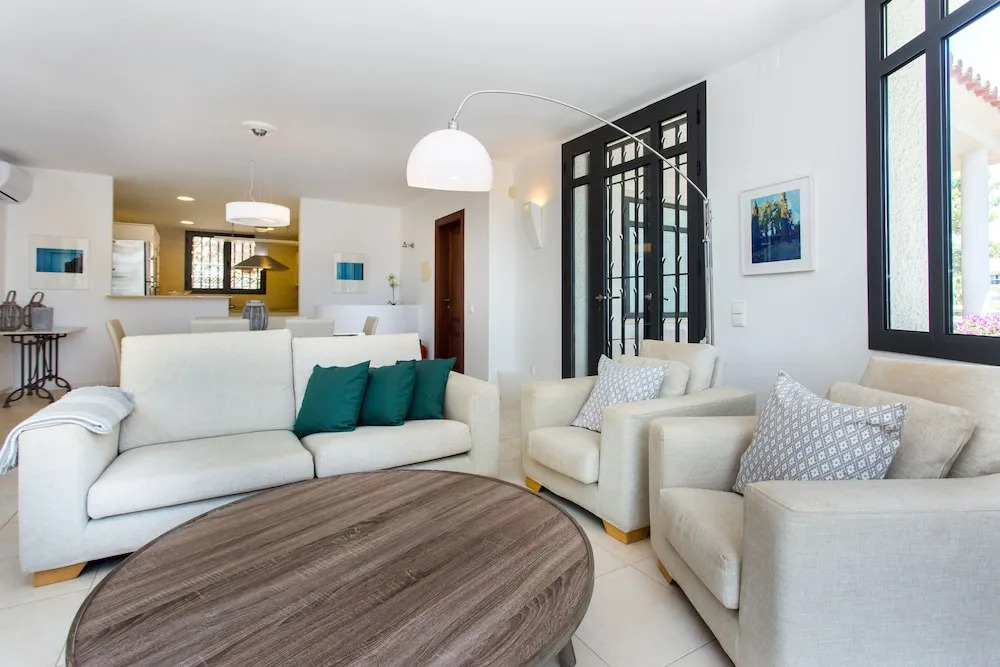 TarracoHomes, Villa with Botanic Garden and Private Pool facing the Beach