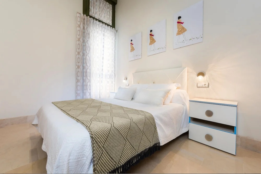 Quiet 1 BD Apartment With Unbeatable Location!!. Sierpes II