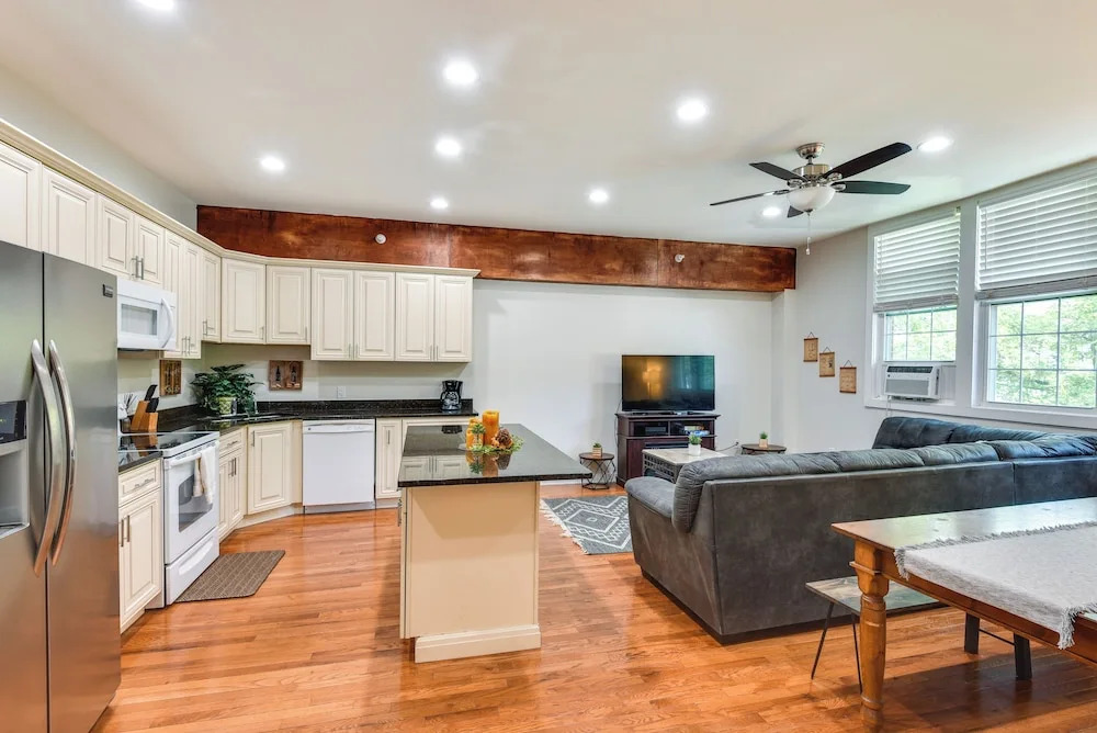 Cozy Sawyer Apartment - 2 Mi to Warren Dunes Park!