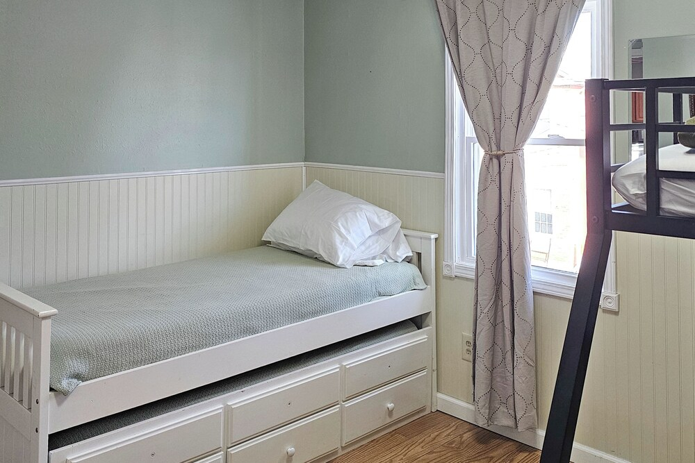Walk to Nauvoo Temple: Remodeled Family Apartment