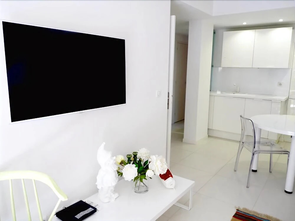 Apartment 85