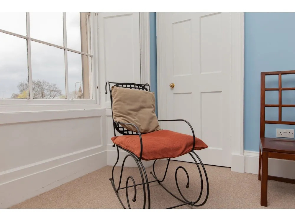 Spacious, Elegant 4BR New Town Flat For 9