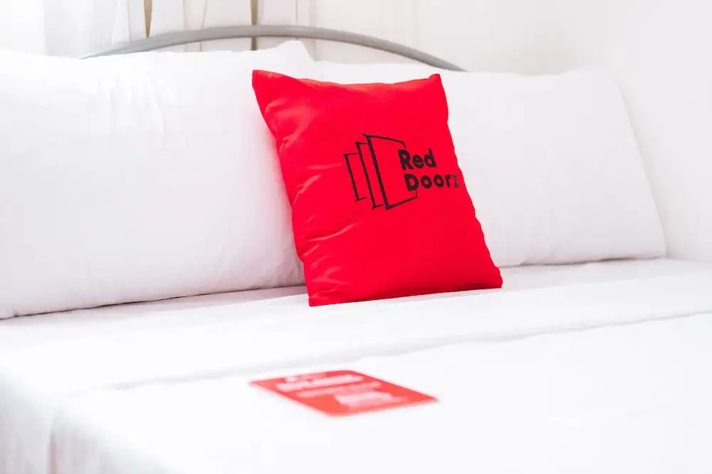 RedDoorz @ Amaia Skies Avenida